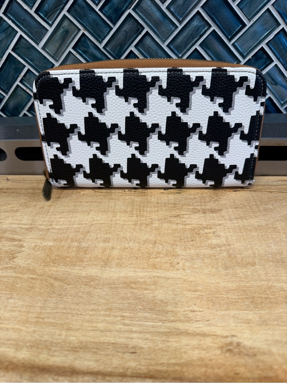 thirty-one Black and White Houndstooth Zip Wallet